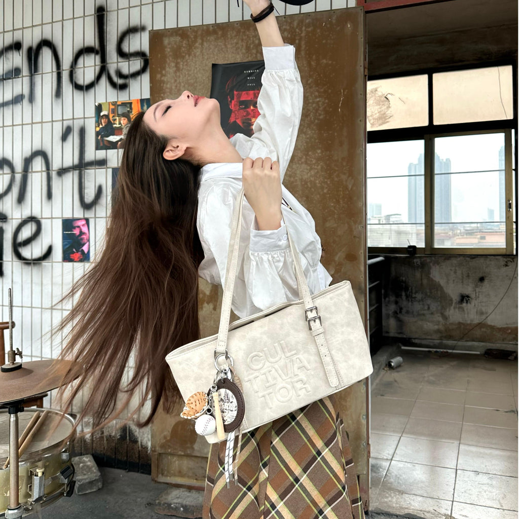 CULTIVATOR YS-24140 East-West Shoulder Bag White - Model Dynamic Arch Pose
