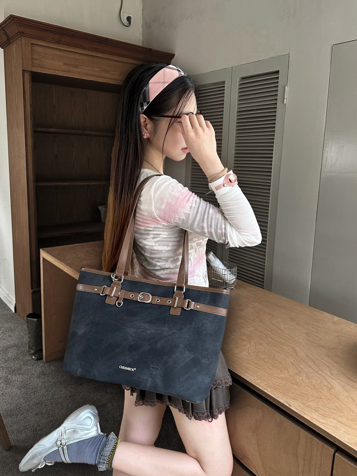 CULTIVATOR YS-26035 Belted East-West Tote Black - Model in Glasses Over Shoulder